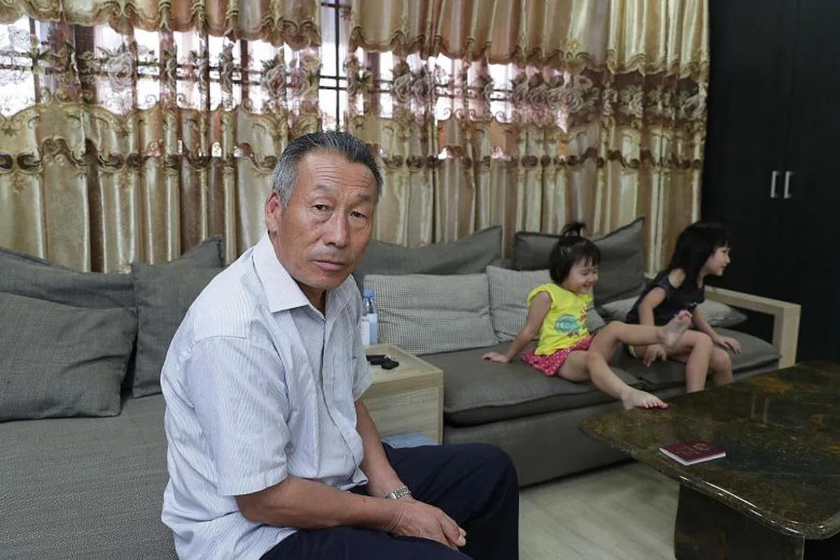  侯先生和两个孙女。（海峡时报） 