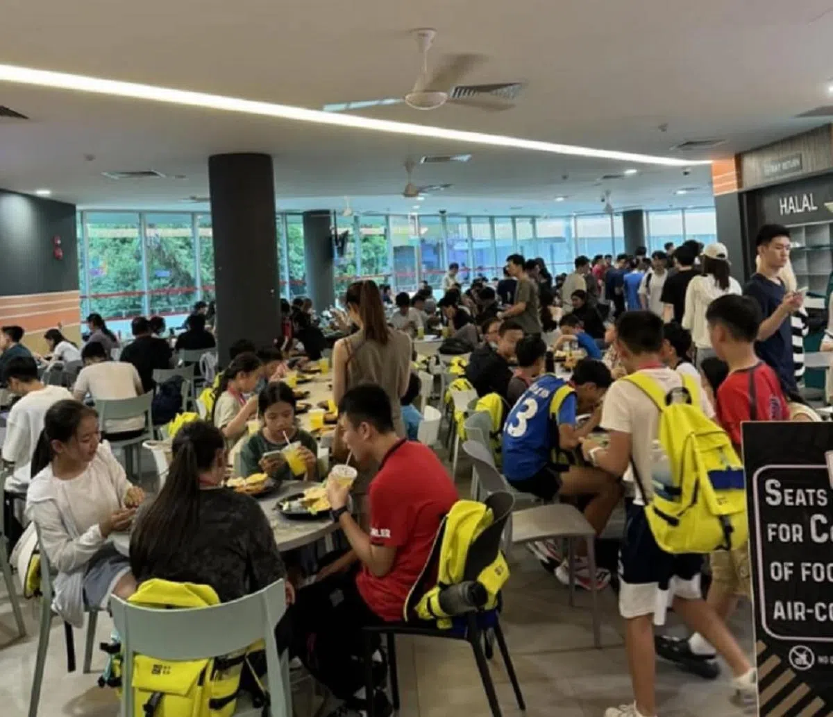 黄色背包客，吃完请马上离开，谢谢。（Reddit截图）