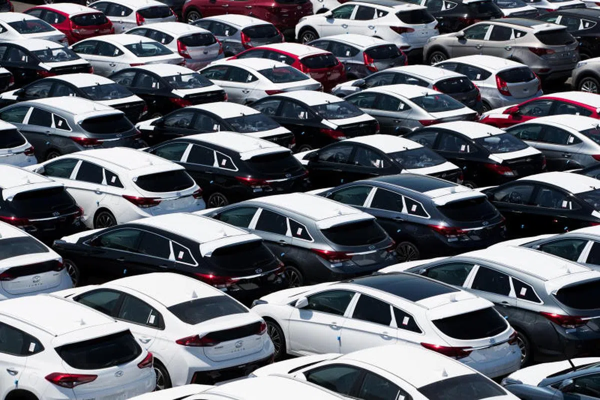  停放在韩国蔚山港附近的现代（Hyundai）汽车。（彭博社） 