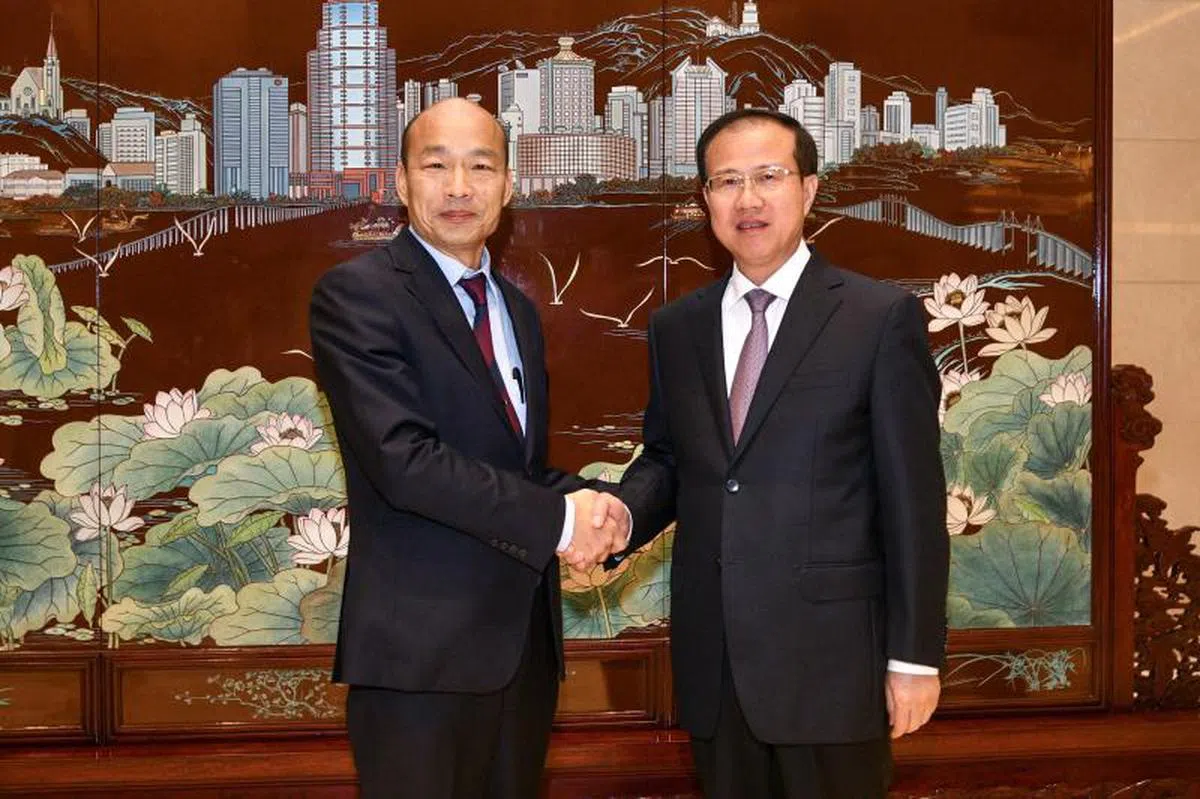  2019年3月23日晚，中央政府驻澳门联络办公室主任傅自应（右）在澳门会见台湾高雄市市长韩国瑜。（香港中通社图片） 