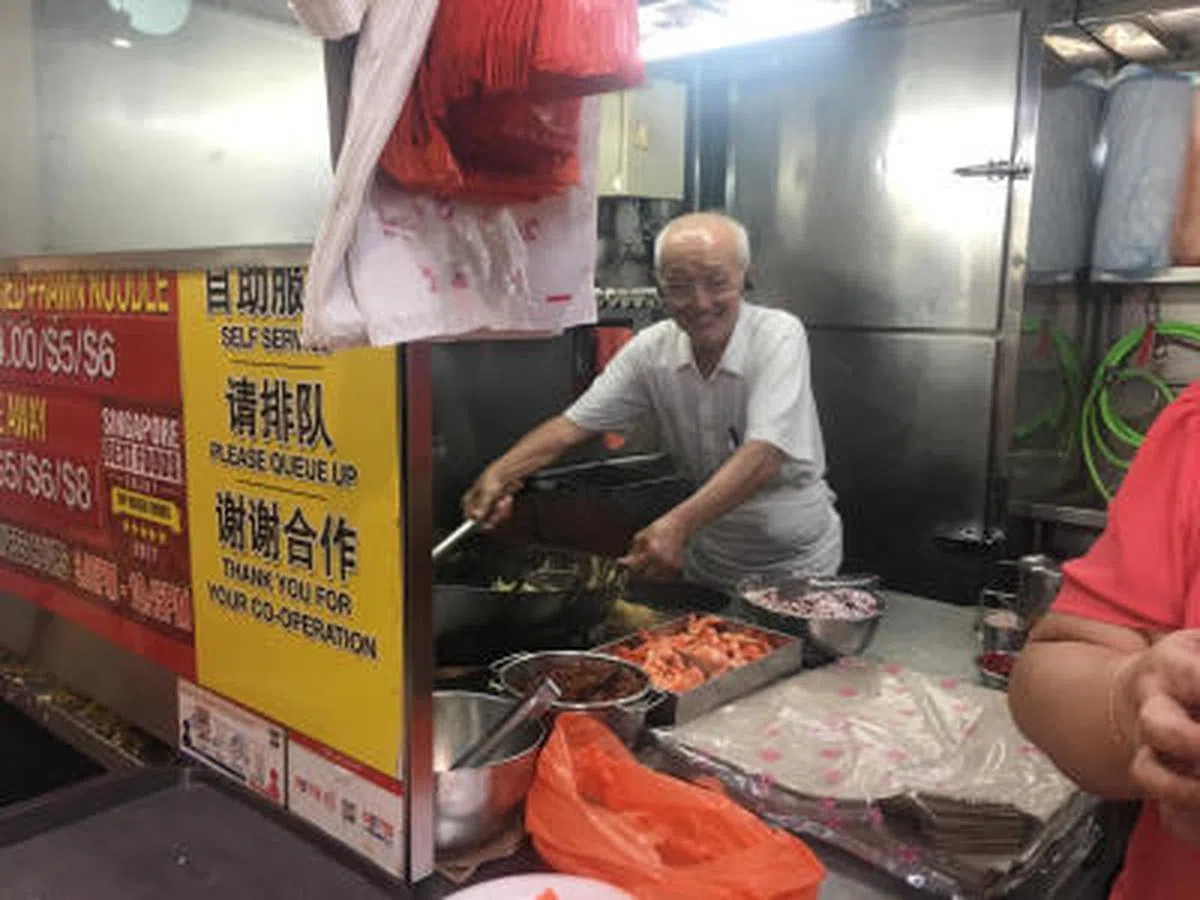  老板每天准备的材料有限，要是想一饱口福就得早点到场排队哦。（新明日报） 