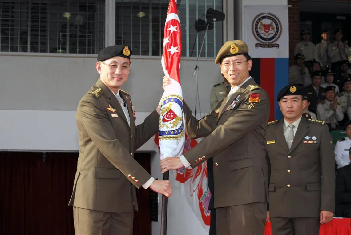 梁建鸿（Neo Kian Hong，右二）将从今年8月1日起，接替辞职的郭木财（左），担任SMRT总裁兼首席执行长一职。图为梁建鸿在2010年4月1日，从郭木财手中接过武装部队军旗，正式接替郭木财出任新加坡武装部队三军总长。（资料图）