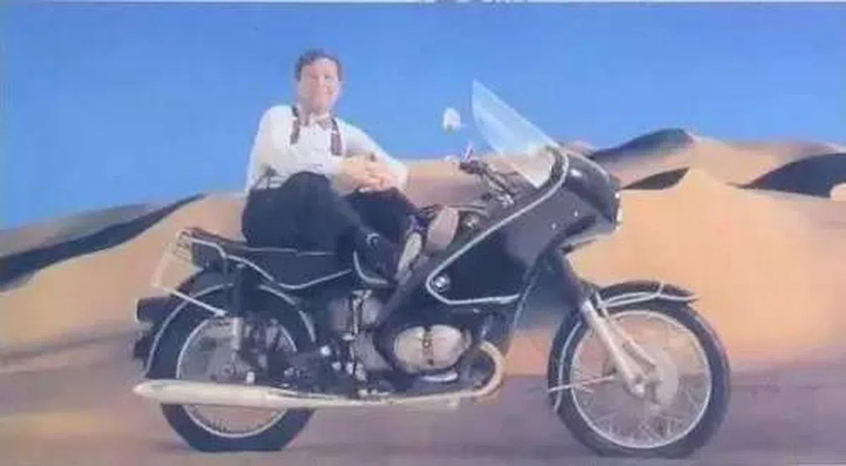  罗杰斯早期开机车环游世界。（互联网图） 