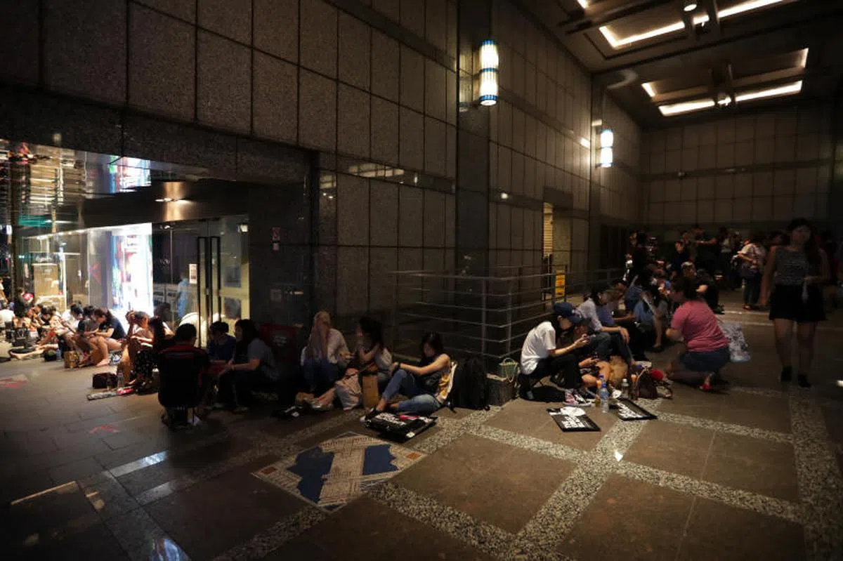  购物者在乌节路漏液排队，等待罗敏申在11月29日上午7点开门。（海峡时报） 