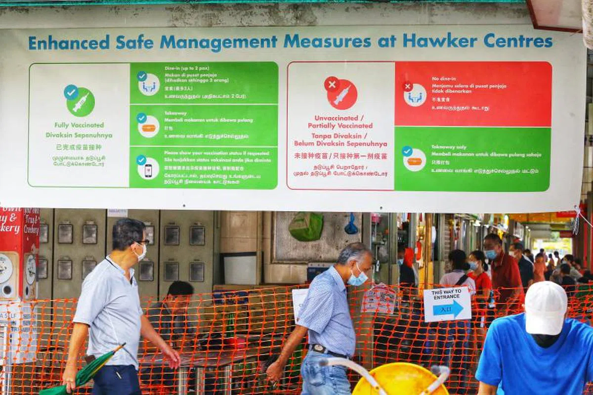 国家环境局宣布，今天（20日）起严格禁止未接种疫苗或未完成接种者在小贩中心堂食。当局不会再对违规者予以柔性规劝，而是会采取执法行动。（联合早报）