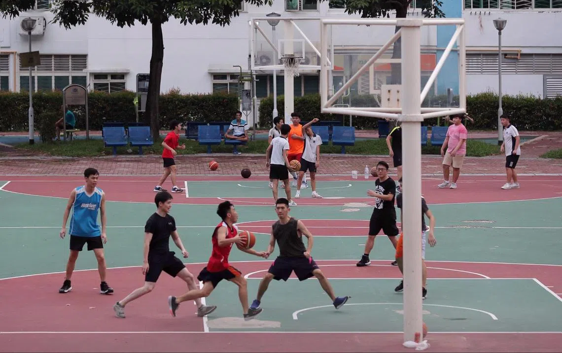 有组屋居民反馈说，被篮球场的噪音困扰多时。（海峡时报）