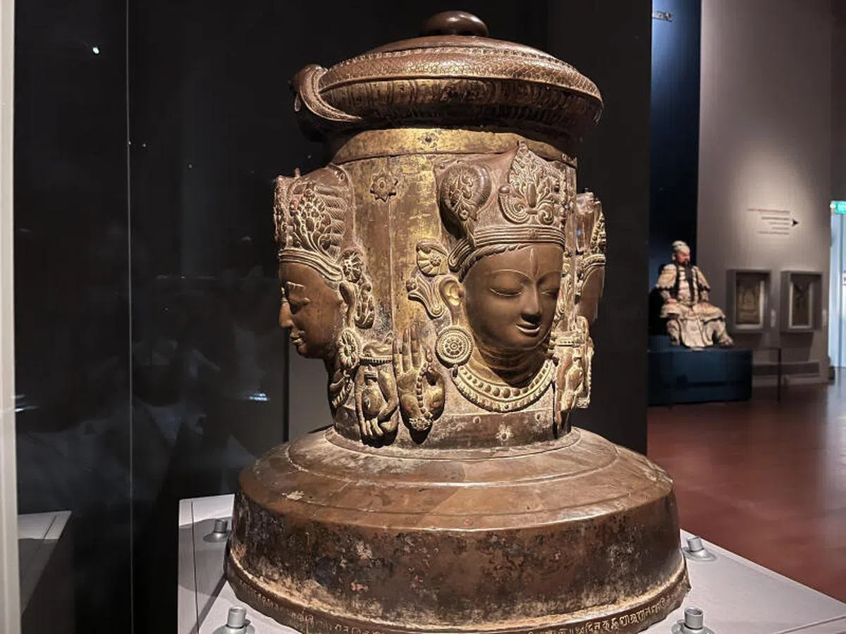目前在亚洲文明博物馆展出的印度教神祇尼尔巴拉希雕塑。（海峡时报）