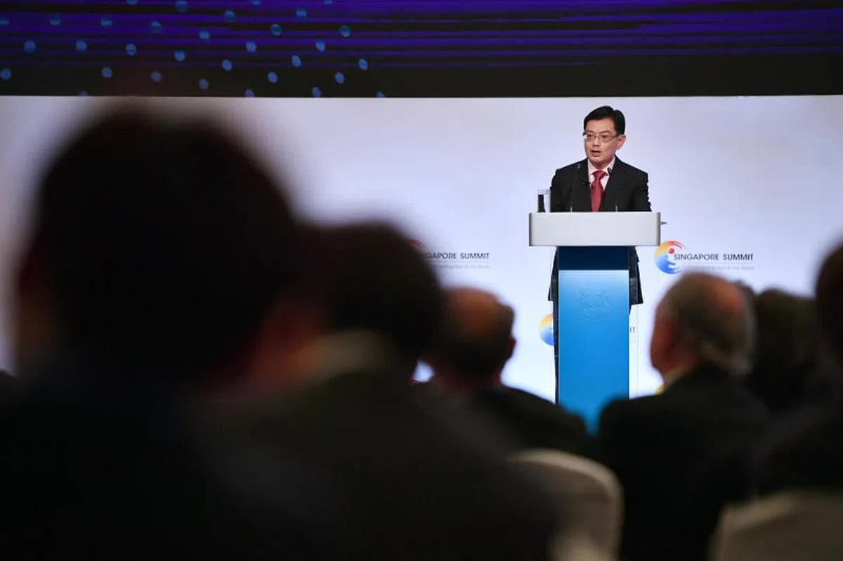  副总理王瑞杰在在新加坡峰会晚宴上发表的主旨演讲时，总结了当前社会的三大矛盾，以及政府的应对之道。（海峡时报） 