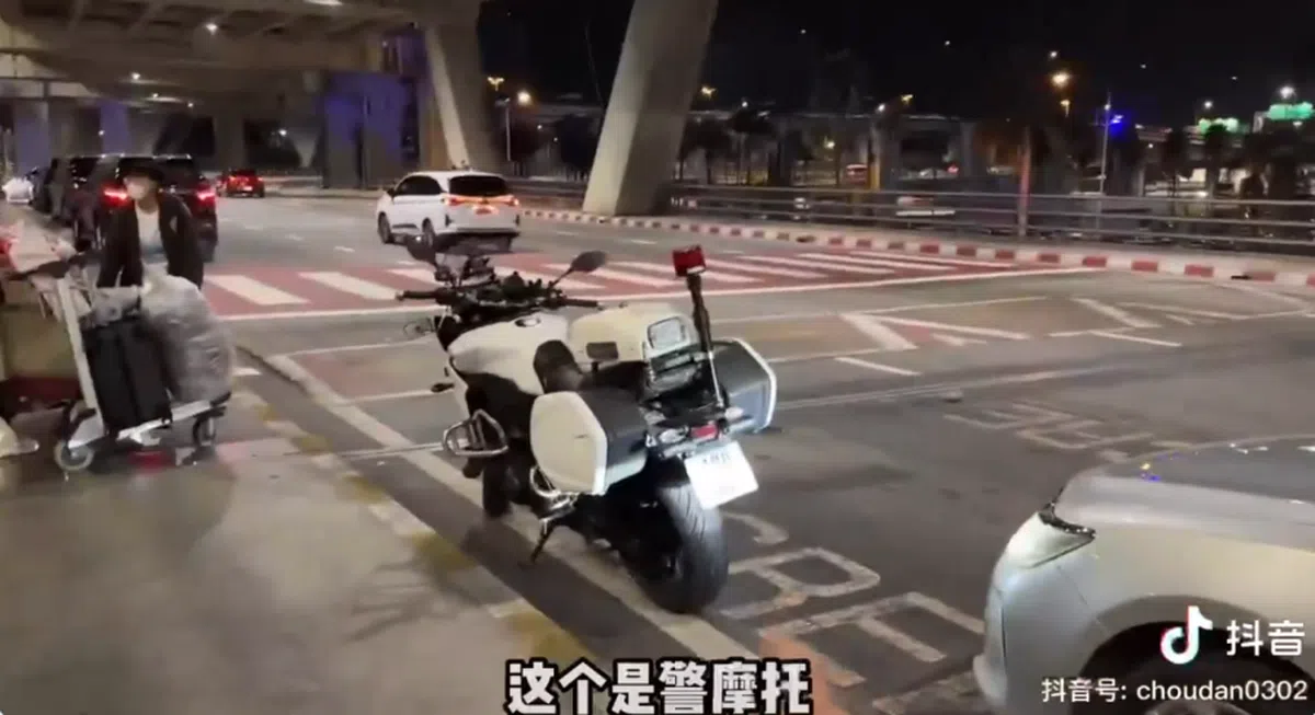 泰国警方称，视频中的摩托车是私人交通工具，但未经允许贴上了泰国警方的徽章，并装上警笛。（视频截图）