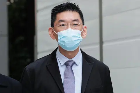 涉嫌非礼一名女医药销售员的伊丽莎白医院麻醉疼痛专科顾问医生杨绍南昨天（8月16日）被判无罪，获准当庭释放。（海峡时报）