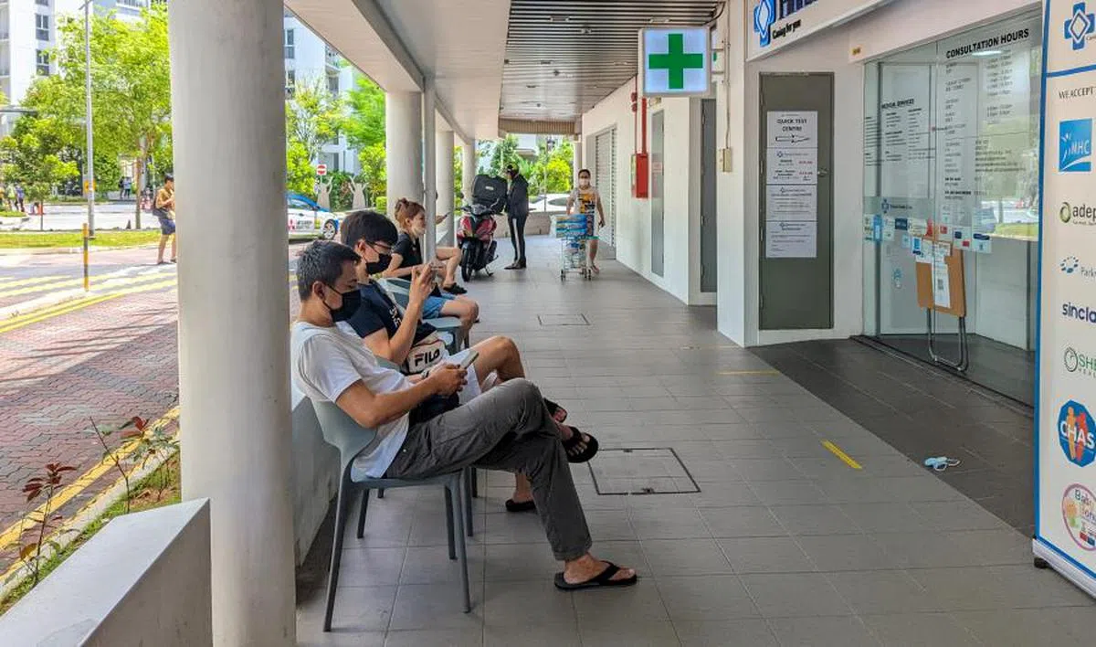 当局鼓励雇主允许确诊冠病等上呼吸道疾病的雇员无需出示病假单请假。（联合早报）