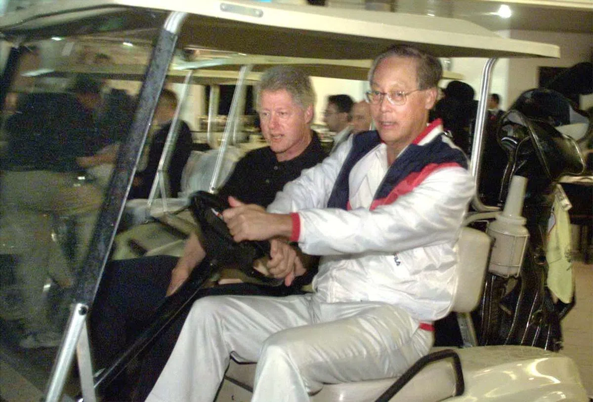 时隔多年，吴作栋（右）和克林顿（左）的这场午夜球局仍令人津津乐道。（联合早报）