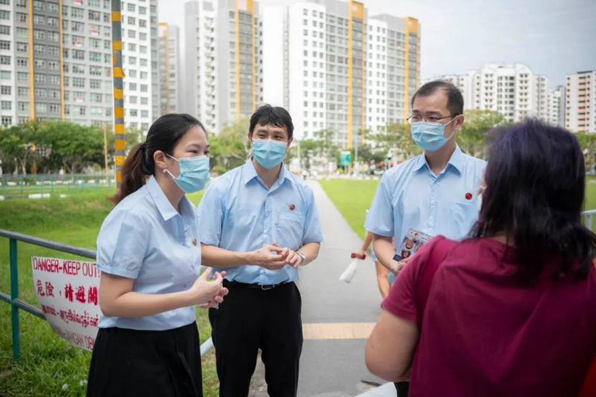 何廷儒（左起）、林志蔚和蔡庆威不会辞去盛港集选区议员的职务。（工人党面簿）