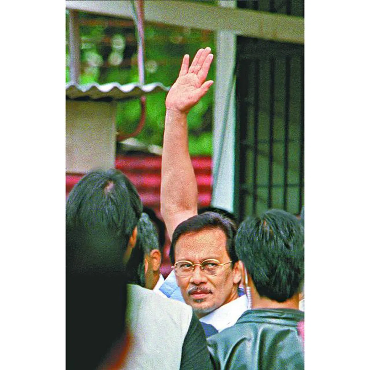  安华当年被控鸡奸罪，眼睛还被打到“黑目壳”。（互联网） 