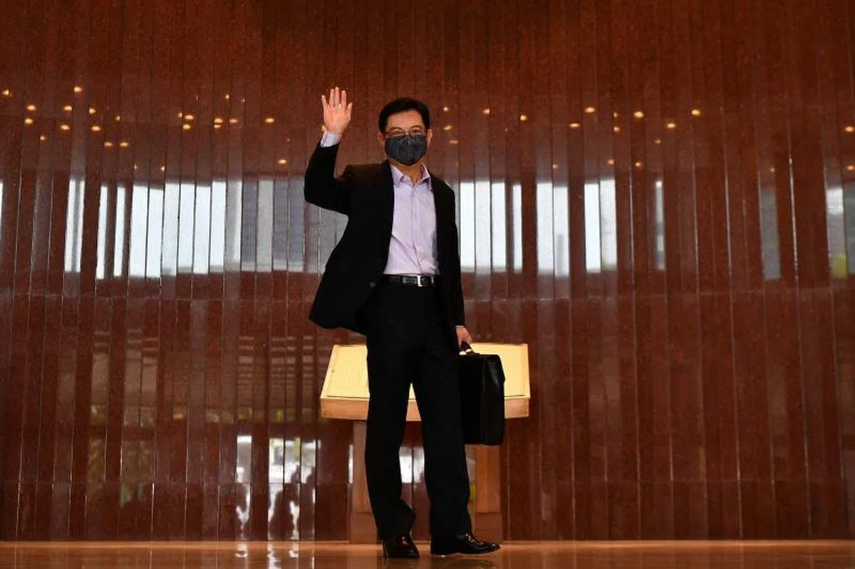  副总理兼经济政策统筹部长及财政部长王瑞杰今天（2月16日）下午抵达国会大厦时向媒体挥手致意，他随后在国会发表了2021财政年度政府预算案声明，主题为“携手同心，越战越勇”。（海峡时报） 