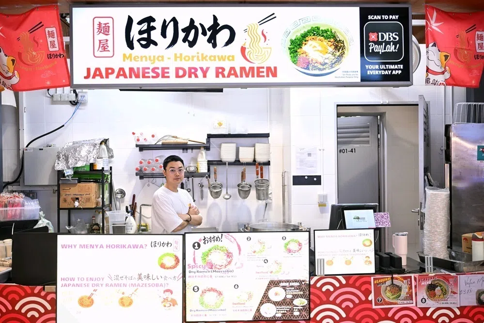 这家拉面摊的招牌，是否达到了图文并重和字样清晰的要求？