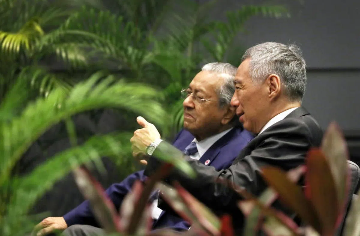  11月14日，李显龙总理（右）和马哈迪在新加坡举行的亚细安—澳大利亚早餐峰会前轻松交谈。（联合早报） 