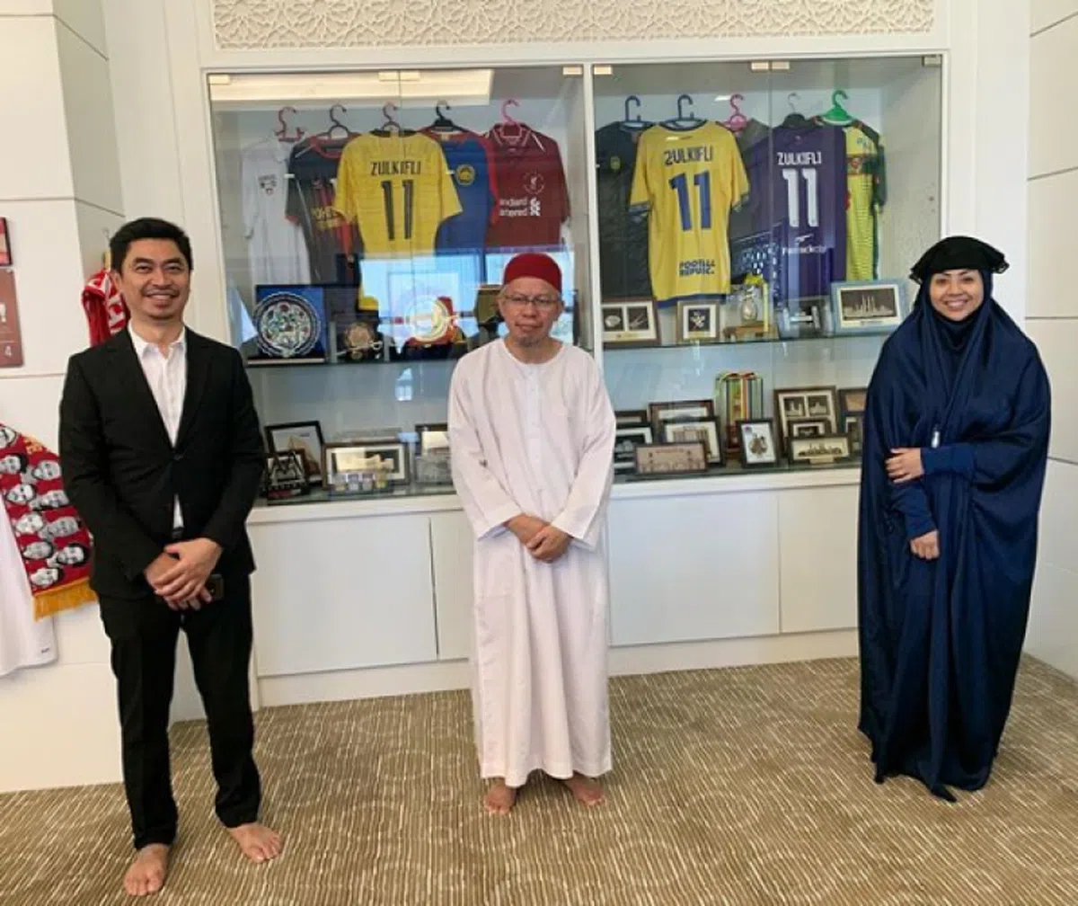  努鲁希达雅因（右）将自己与祖基菲里（中）以及丈夫的合照上载到社交平台。（努鲁希达雅因Instagram） 