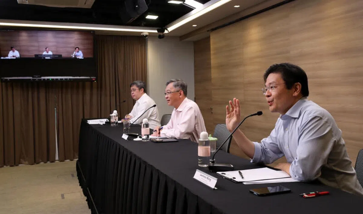  黄循财（右一）在跨部门抗疫小组的线上记者会表现出超强的沟通表达能力。（通讯及新闻部） 