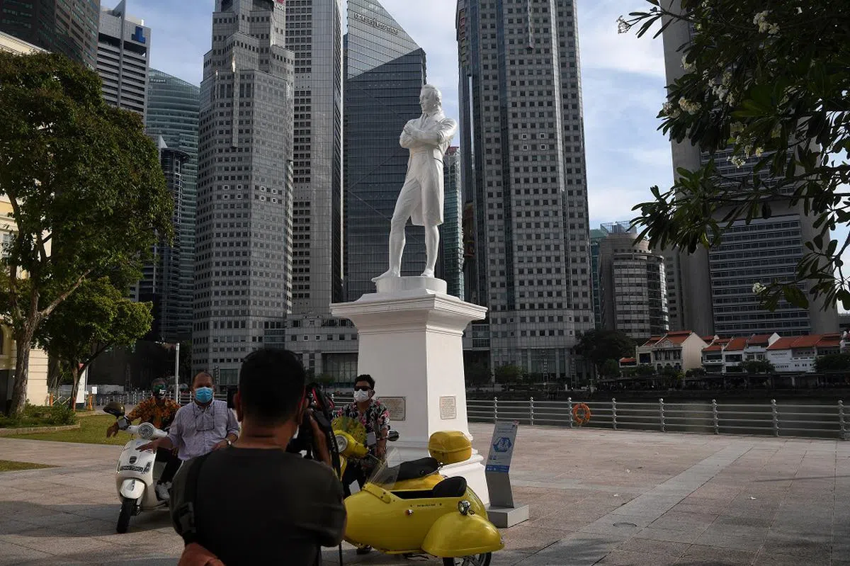 伫立在新加坡河畔的白色莱佛士雕像。（海峡时报）