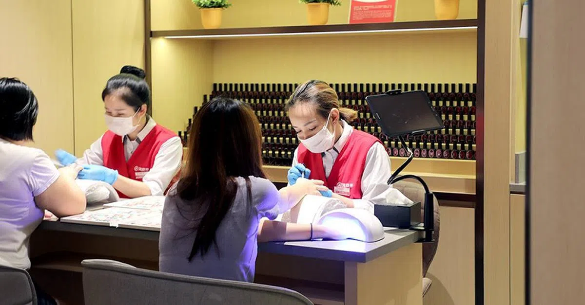 火锅连锁企业海底捞提供美甲等客制化服务。（取自海底捞新加坡脸书）