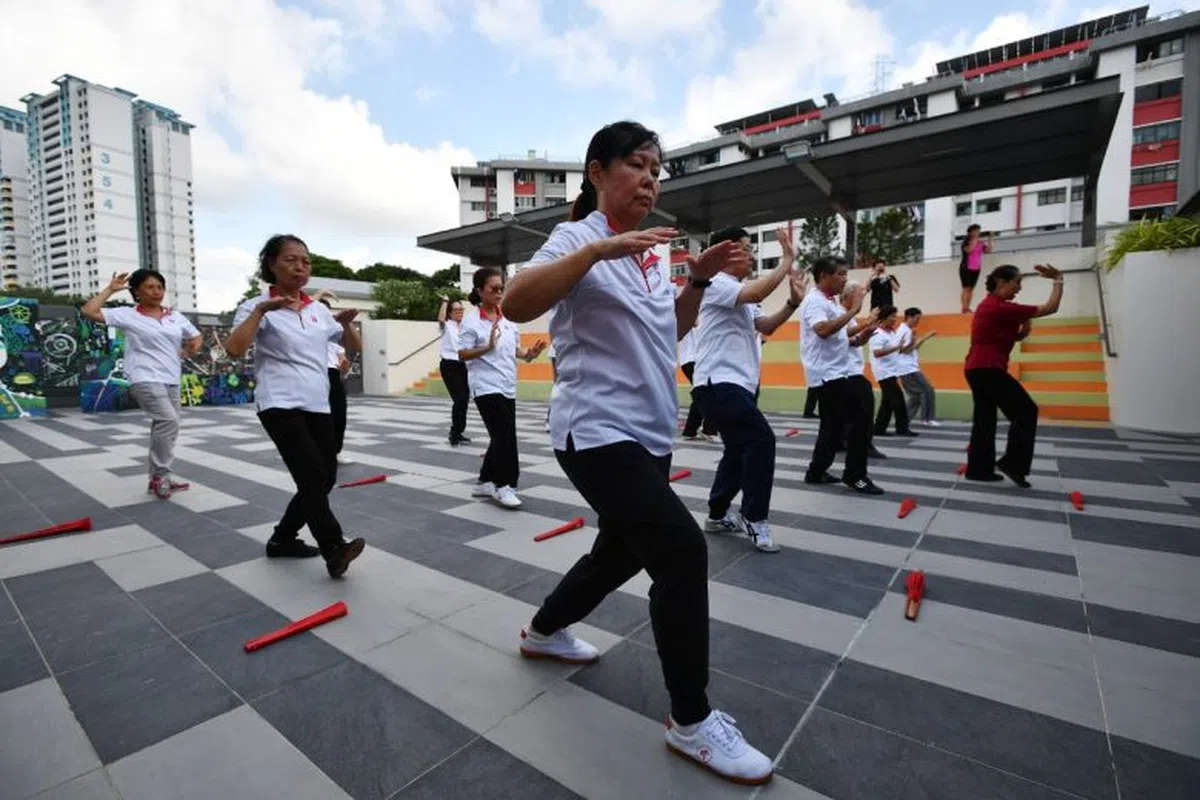  不少老年人会来打太极强身健体。（海峡时报） 