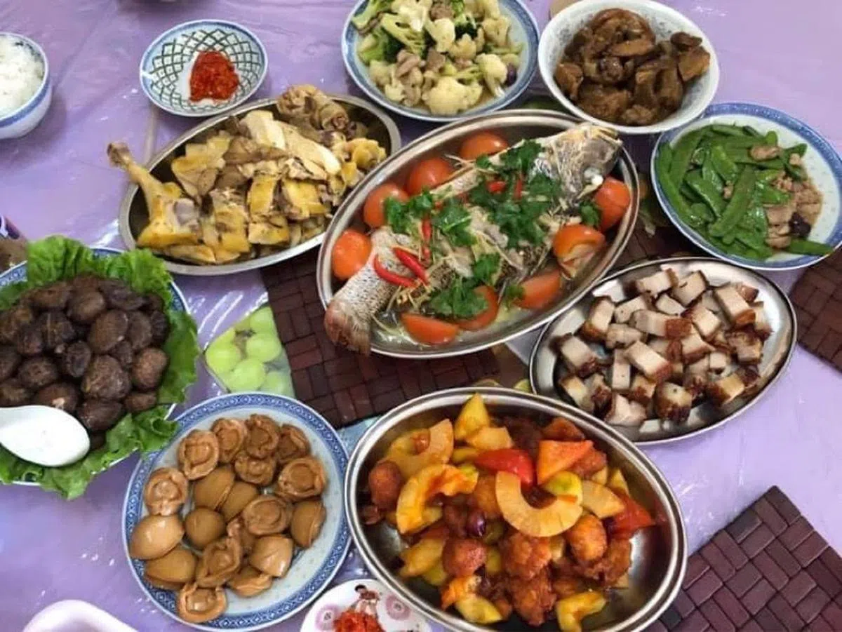  丰盛的团圆饭。（作者提供） 