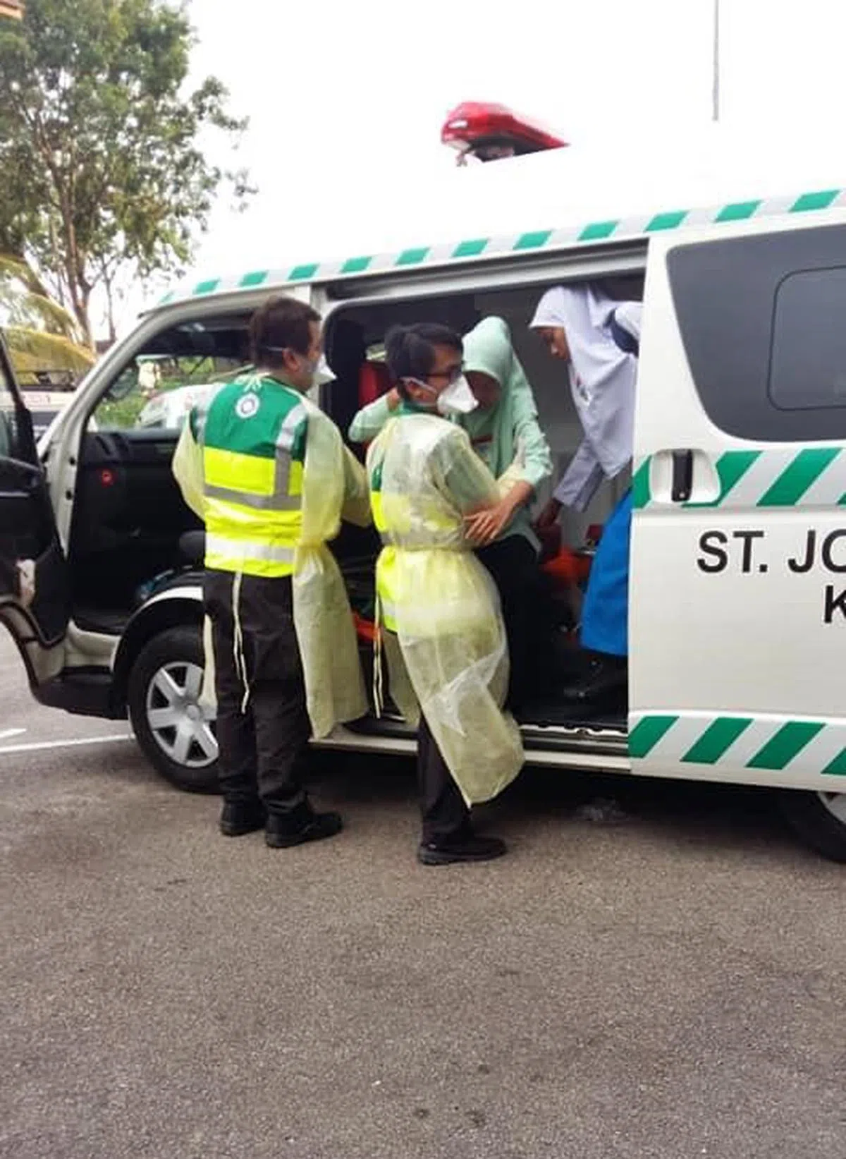  圣约翰救伤队出动救护车协助运载政府单位应接不暇的伤患到医院接受治疗。（星洲日报） 