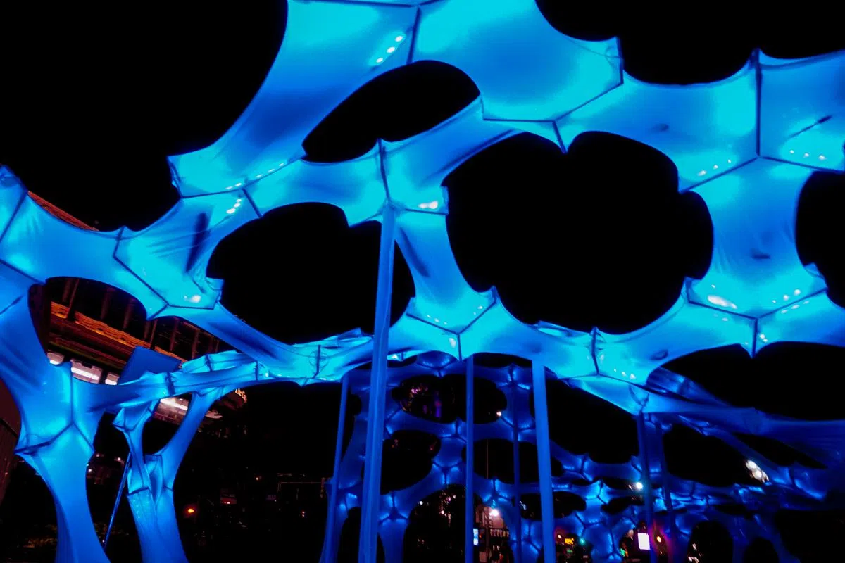  体现出新加坡多元文化和种族结构的当代艺术品。（AsiaOne） 