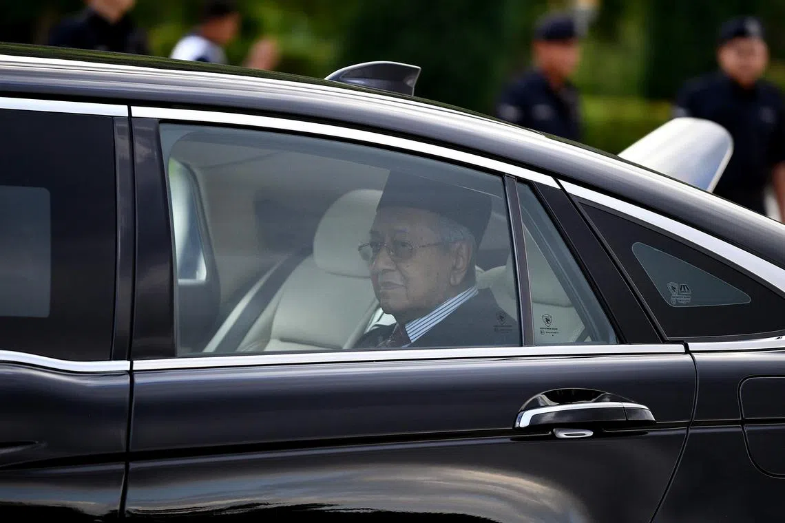 马哈迪觐见最高元首后乘车离开国家王宫。