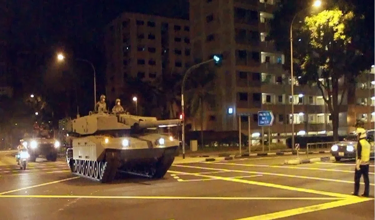  机动部队将驶入邻里和民众近距离接触。图为2010年开入邻里的豹型2SG主战坦克。（国防部） 