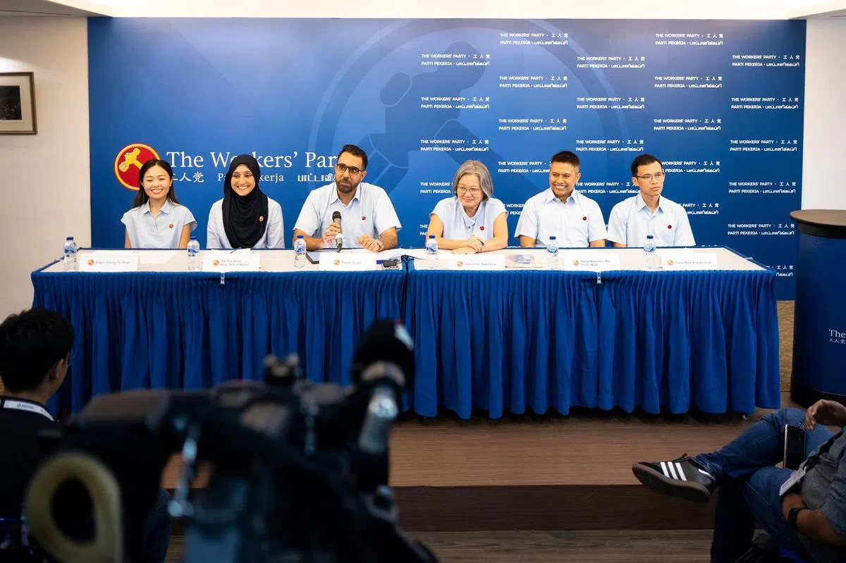 工人党秘书长毕丹星（左三）与主席林瑞莲（右三）4月17日在记者会上介绍工人党第一批新候选人：蒋佩姗、艾莉雅、穆海民和张文杰。（工人党脸书）