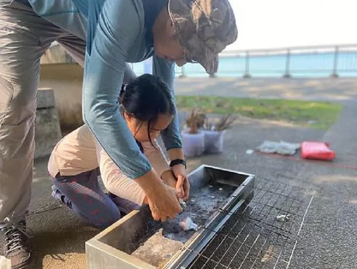 孩童在课程中学习如何生火。（取自Nature Explorers School网站）