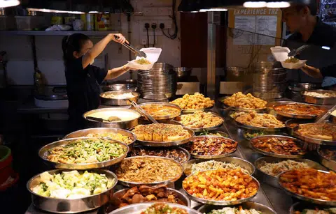 杂菜饭称得上是新加坡的“国民食物”。（联合早报）