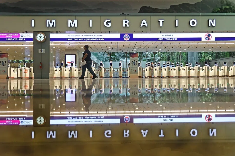 罗冠聪告诉《金融时报》，他尝试在新加坡通关时被扣留。