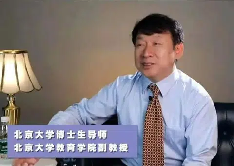近日，北京大学副教授丁延庆的一段吐槽女儿视频爆红。他申诉，夫妻俩都是高材生，无奈女儿却在“学渣”的道路上越走越远。（抖音视频截图）