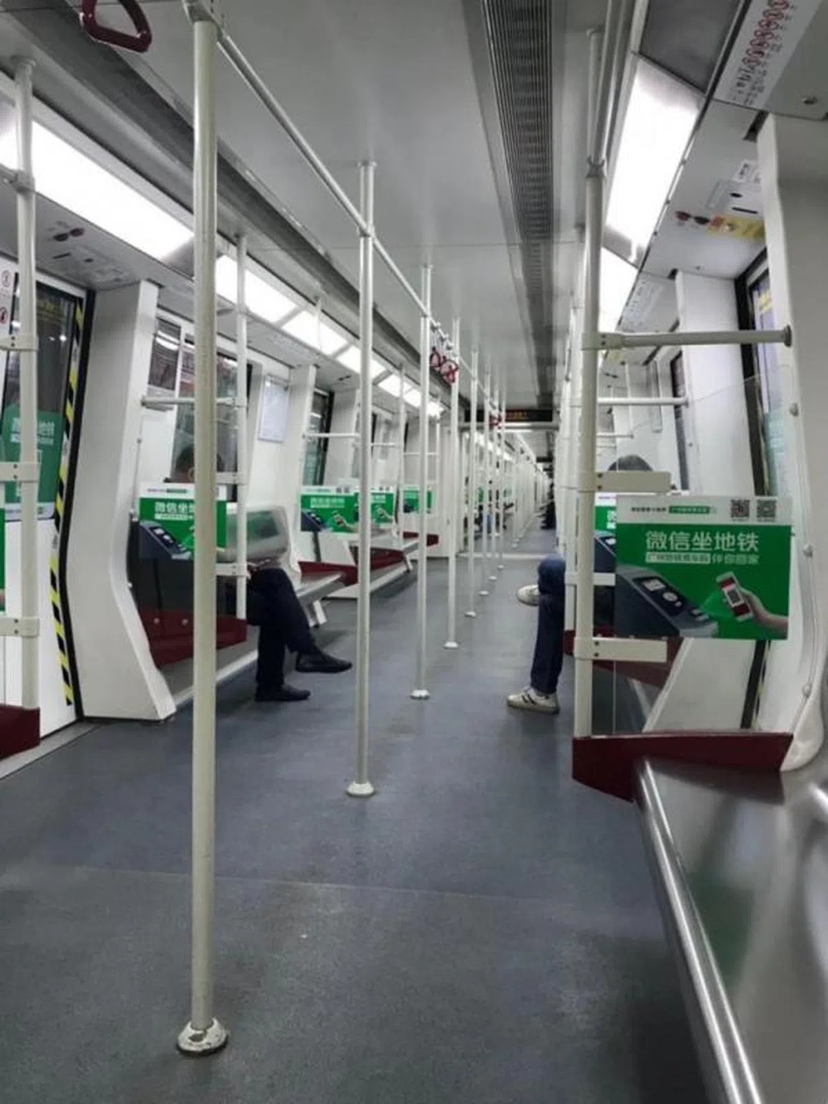  空荡荡的地铁三号线。进站的乘客自觉散开而坐。一个喷嚏，便能让周边乘客提防三分。（作者提供） 