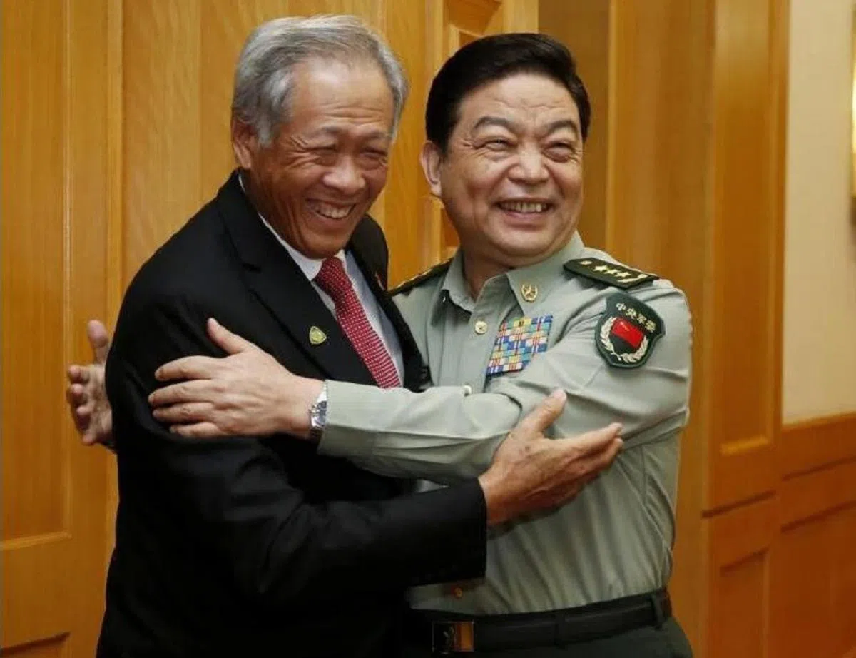  黄永宏部长（左）在北京与中国国防部长常万全热情拥抱。（互联网） 