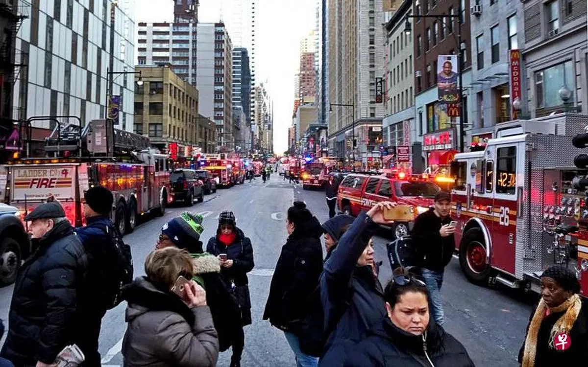  大批警察赶到曼哈顿中城区港务局巴士总站的现场进行调查并封锁周围地方，一时之间气氛非常紧张。（法新社） 