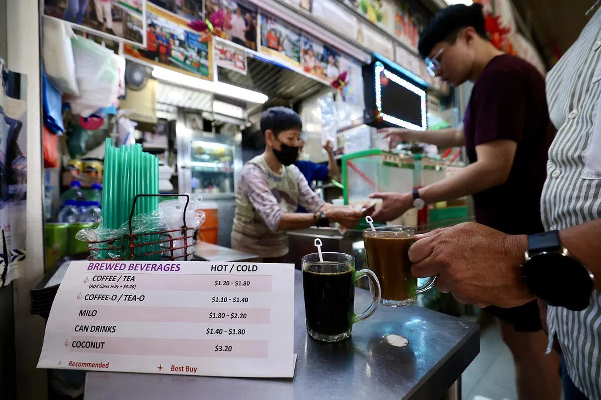 来，红蚂蚁请你喝咖啡，点最便宜的那杯。（联合早报）