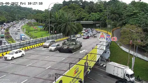 马国一辆军用坦克今早在吉隆坡市中心抛锚，导致当地交通前后受阻约一小时。（KLCCC DBKL）