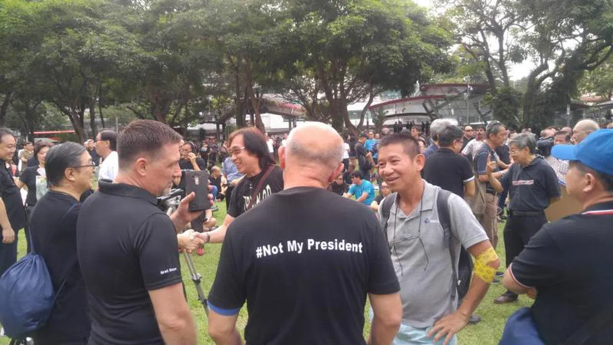  现场有许多人穿上印有“不是我的总统”的黑色上衣。（张丽苹摄） 