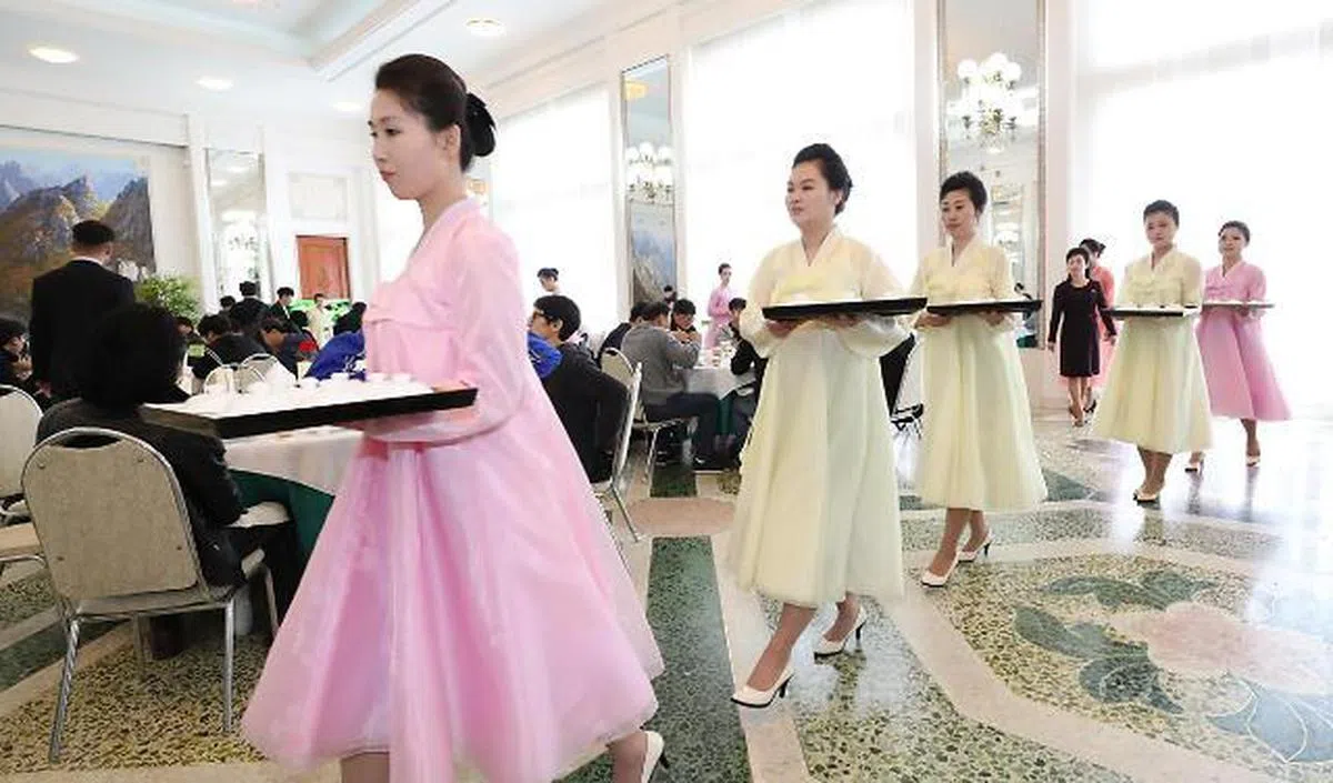  4月2日，访问朝鲜的韩国艺术团午餐吃平壤冷面。（互联网） 