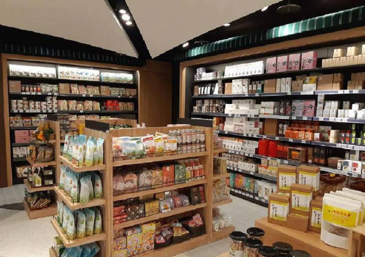 诚品几年前开始售卖包装食品、零食、饮料，蔬果鱼肉等。（互联网）