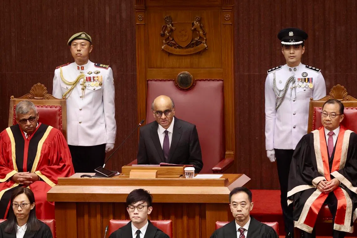 尚达曼总统（坐者，中）9月5日代表政府在国会宣读施政方针。坐在总统两侧的是国会议长谢健平（右）和大法官梅达顺。