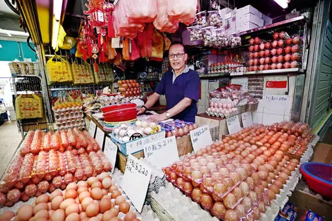 大巴窑一巷127座巴刹的鸡蛋摊摊贩廖亚九。（联合早报）