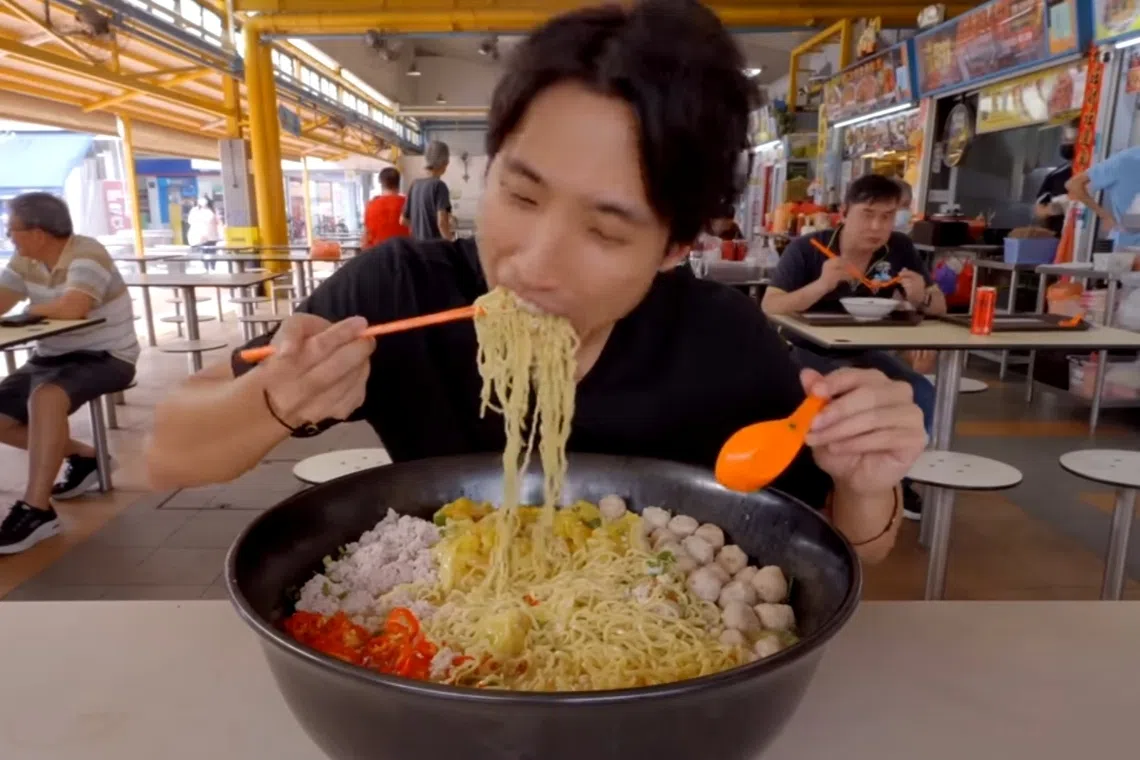 梁照远在勿洛凤山熟食中心挑战吃下12公斤的肉脞面。