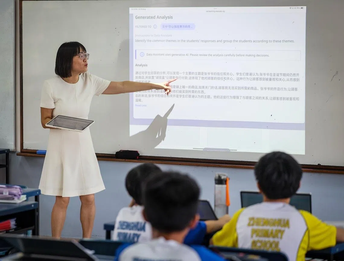 正华小学老师在课堂上示范，怎样把人工智能的回答转成自己的想法。