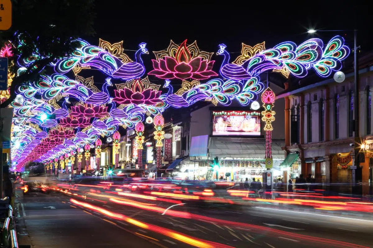 “小印度”的大街小巷都张灯结彩，庆祝“万灯节”，让原本已经充满印度文化气息的小印度更为动人灿烂。（联合早报） 