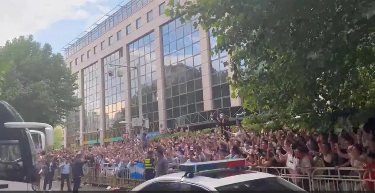 大批球迷将梅西下榻的酒店围得水泄不通。（互联网）